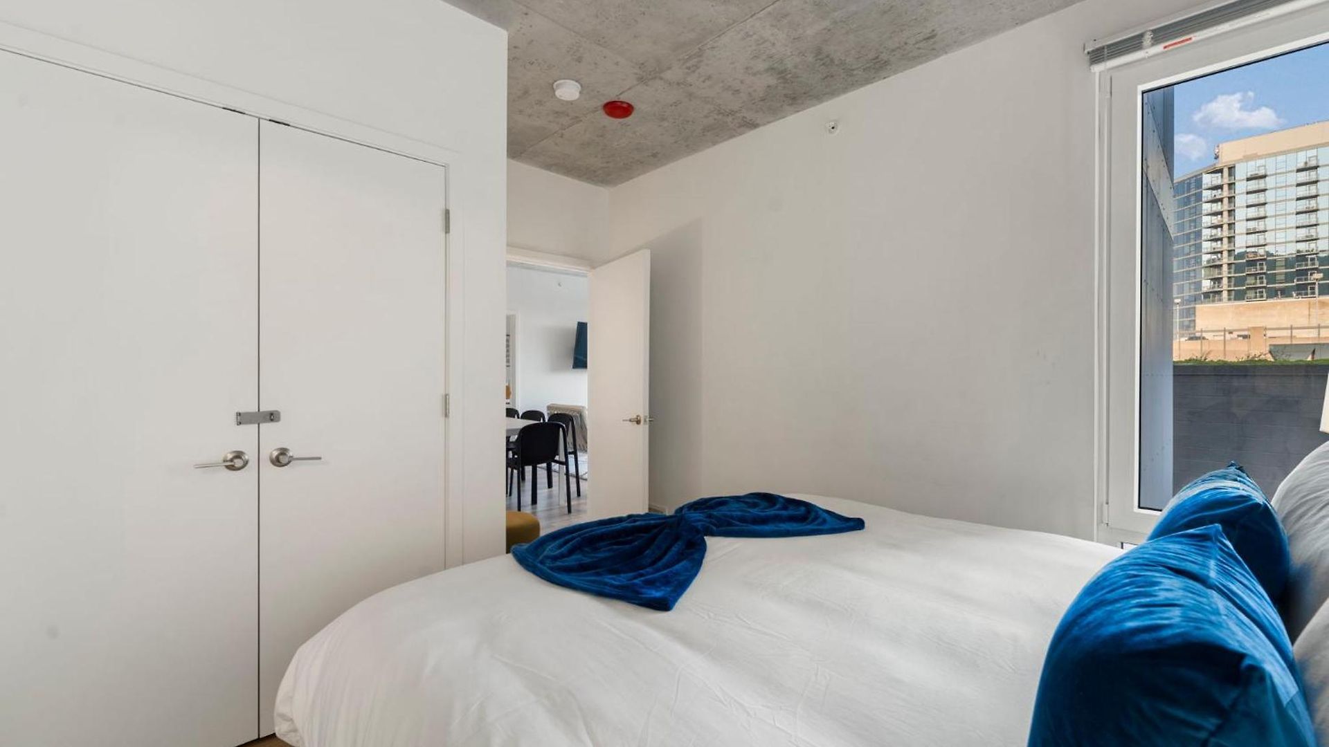 Chic 4-bedroom With Skyline Views & Amenities Chicago