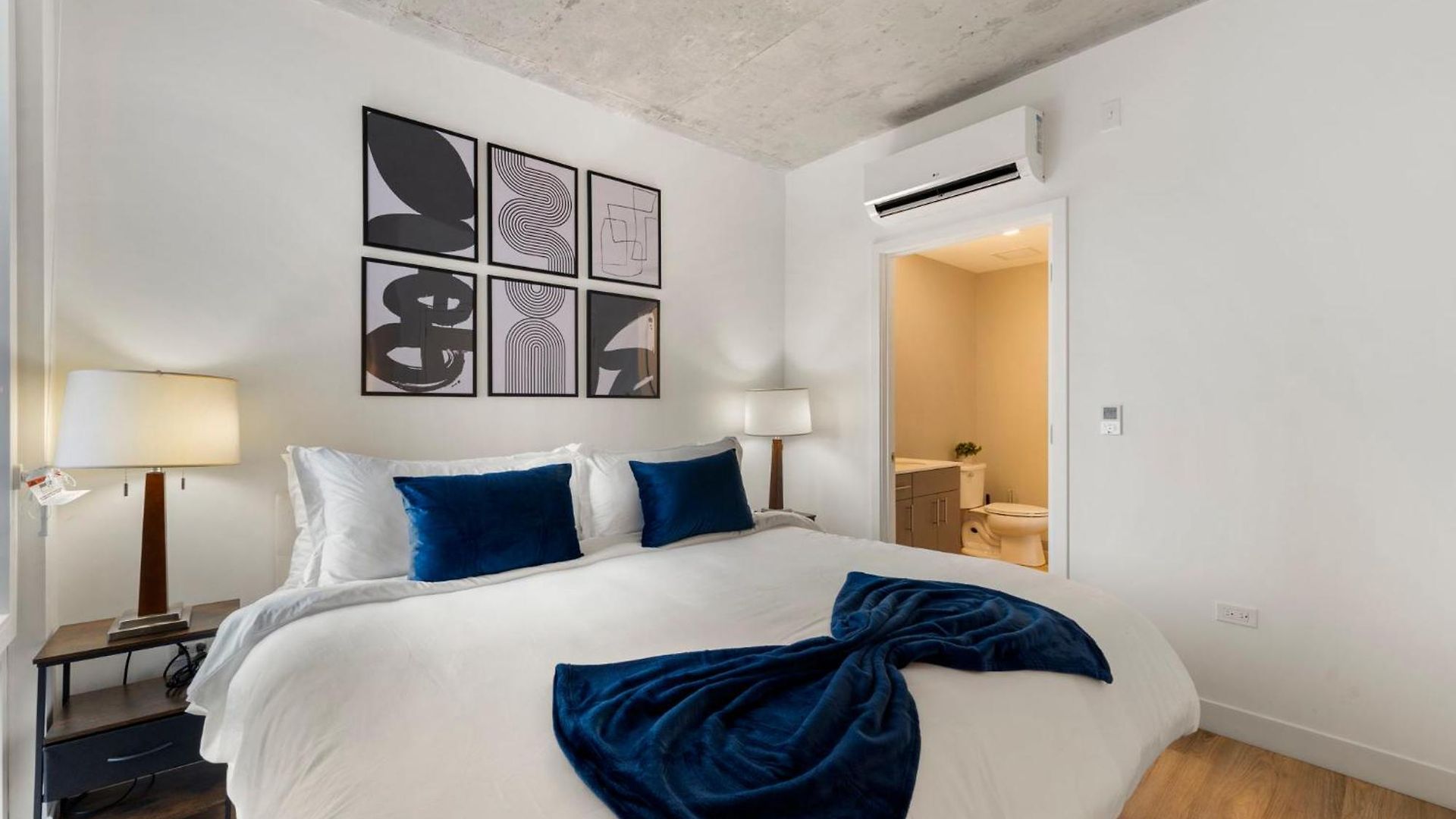 Chic 4-bedroom With Skyline Views & Amenities
