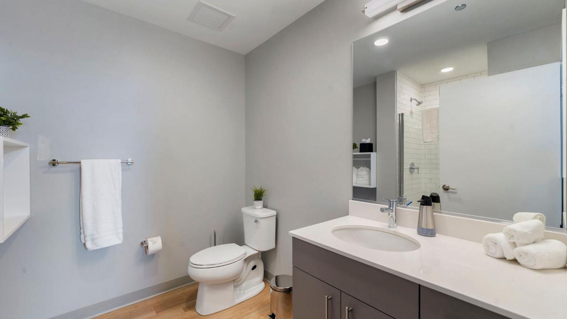 Hotel Chic 4-bedroom With Skyline Views & Amenities
