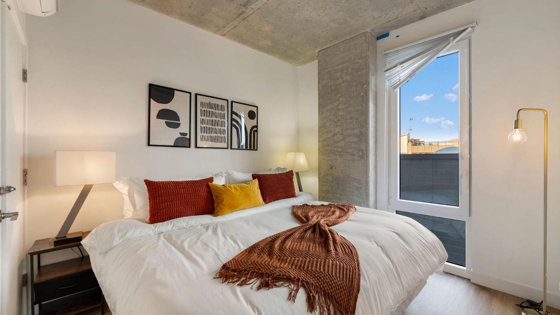 Chic 4-bedroom With Skyline Views & Amenities Hotel *