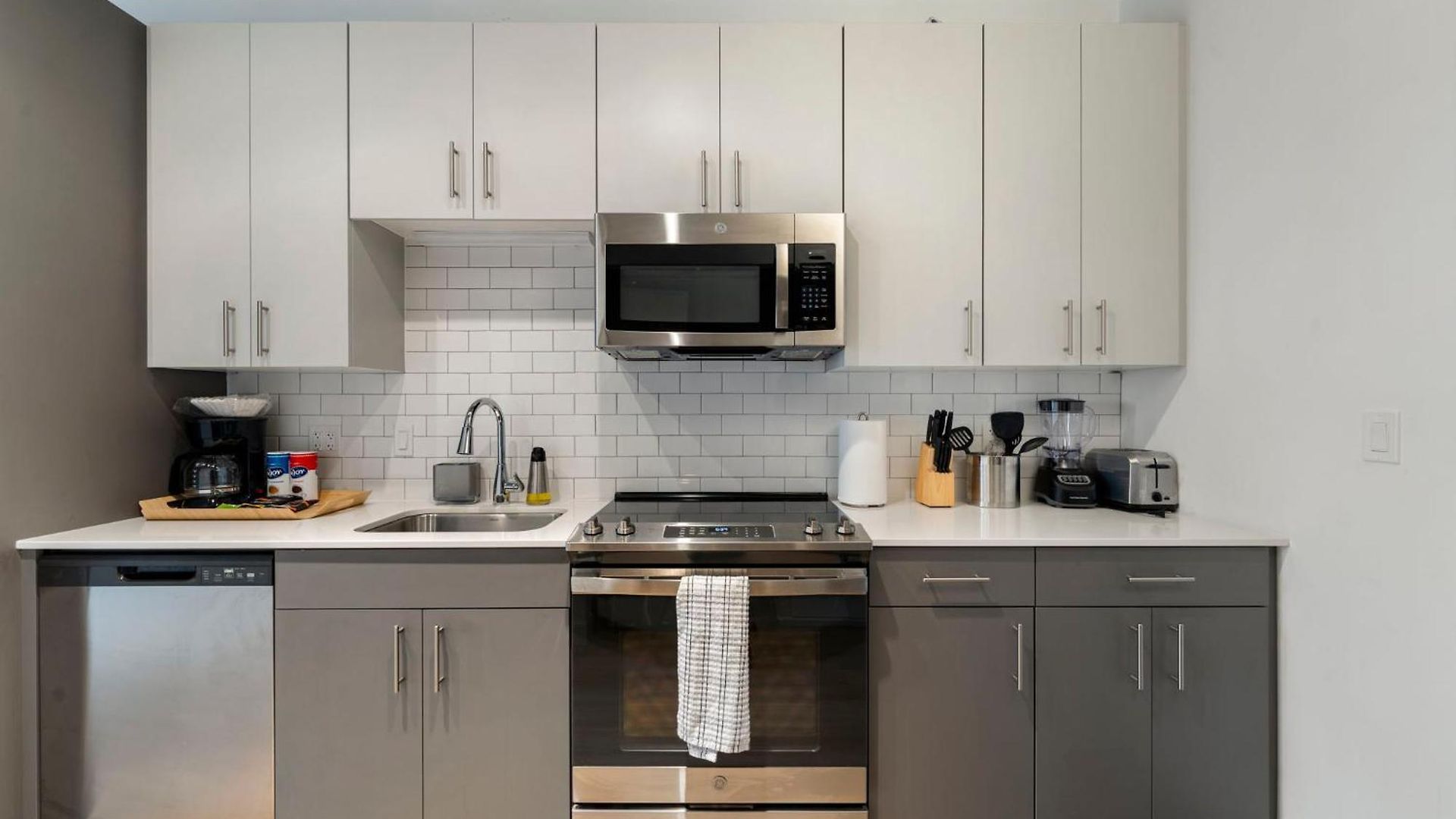 Chic 4-bedroom With Skyline Views & Amenities Chicago