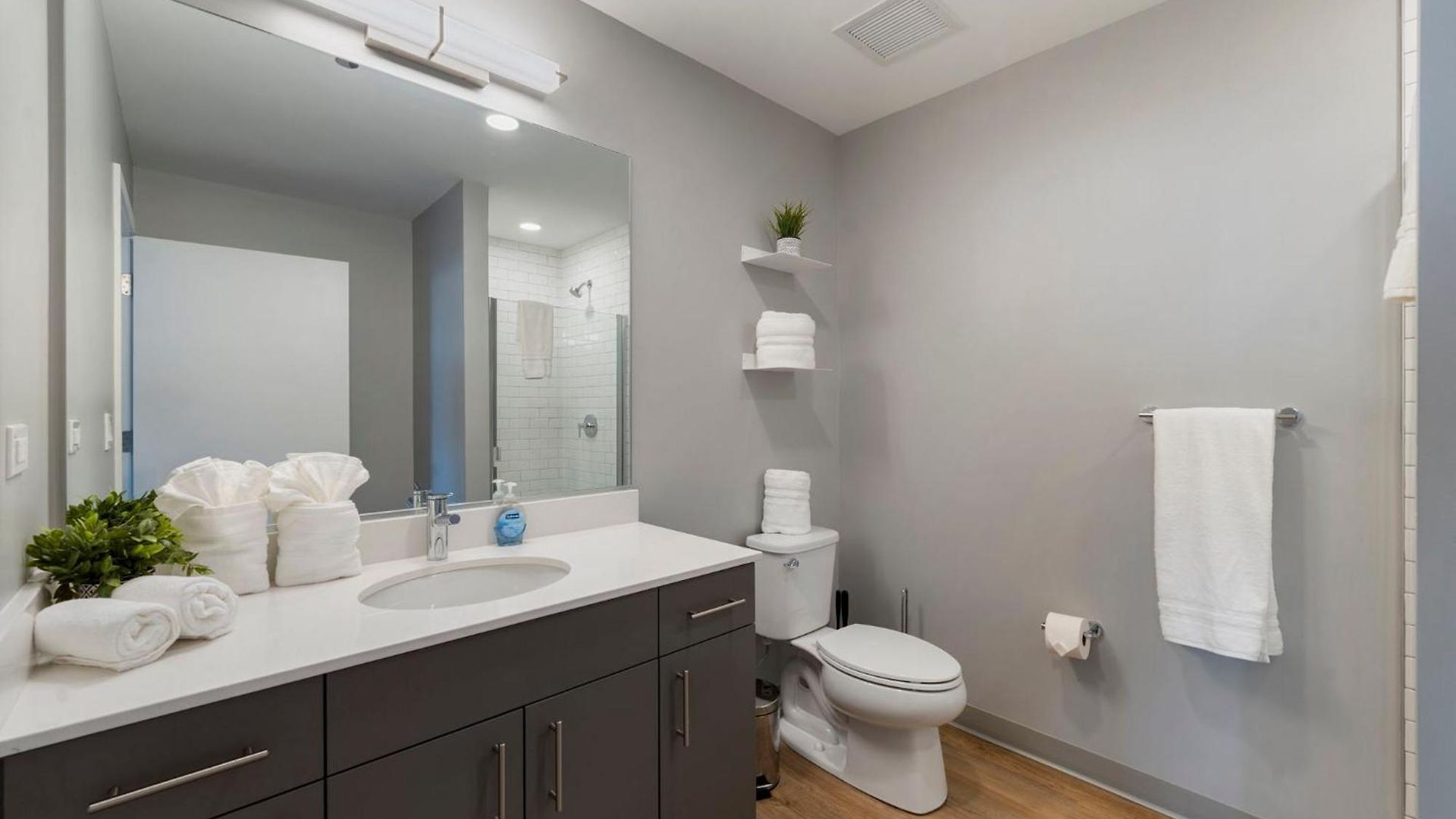 Chic 4-bedroom With Skyline Views & Amenities