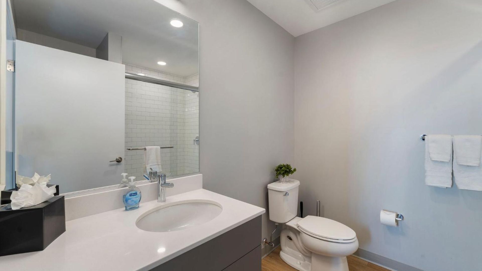 Hotel Chic 4-bedroom With Skyline Views & Amenities
