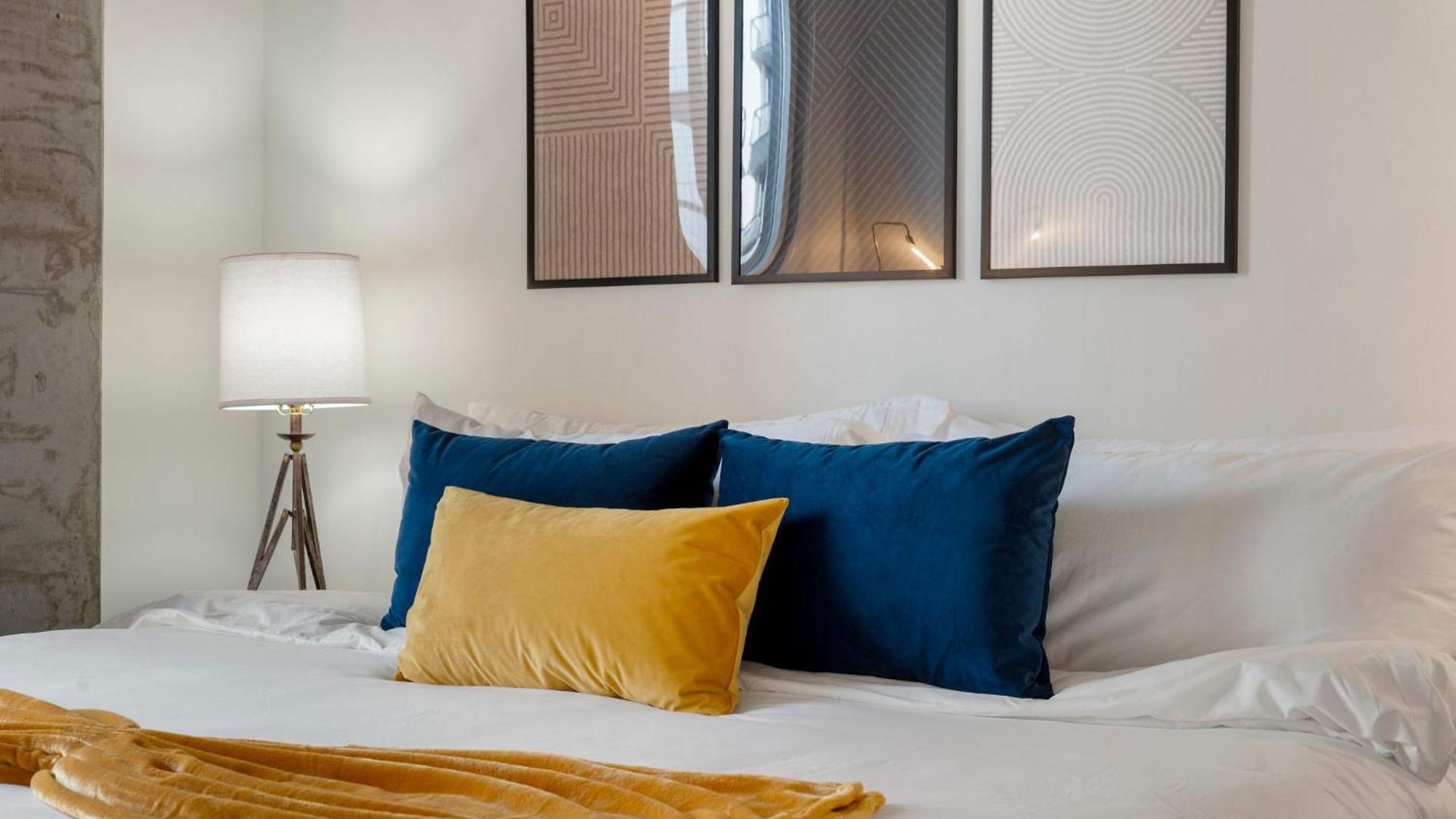 Chic 4-bedroom With Skyline Views & Amenities Hotel *