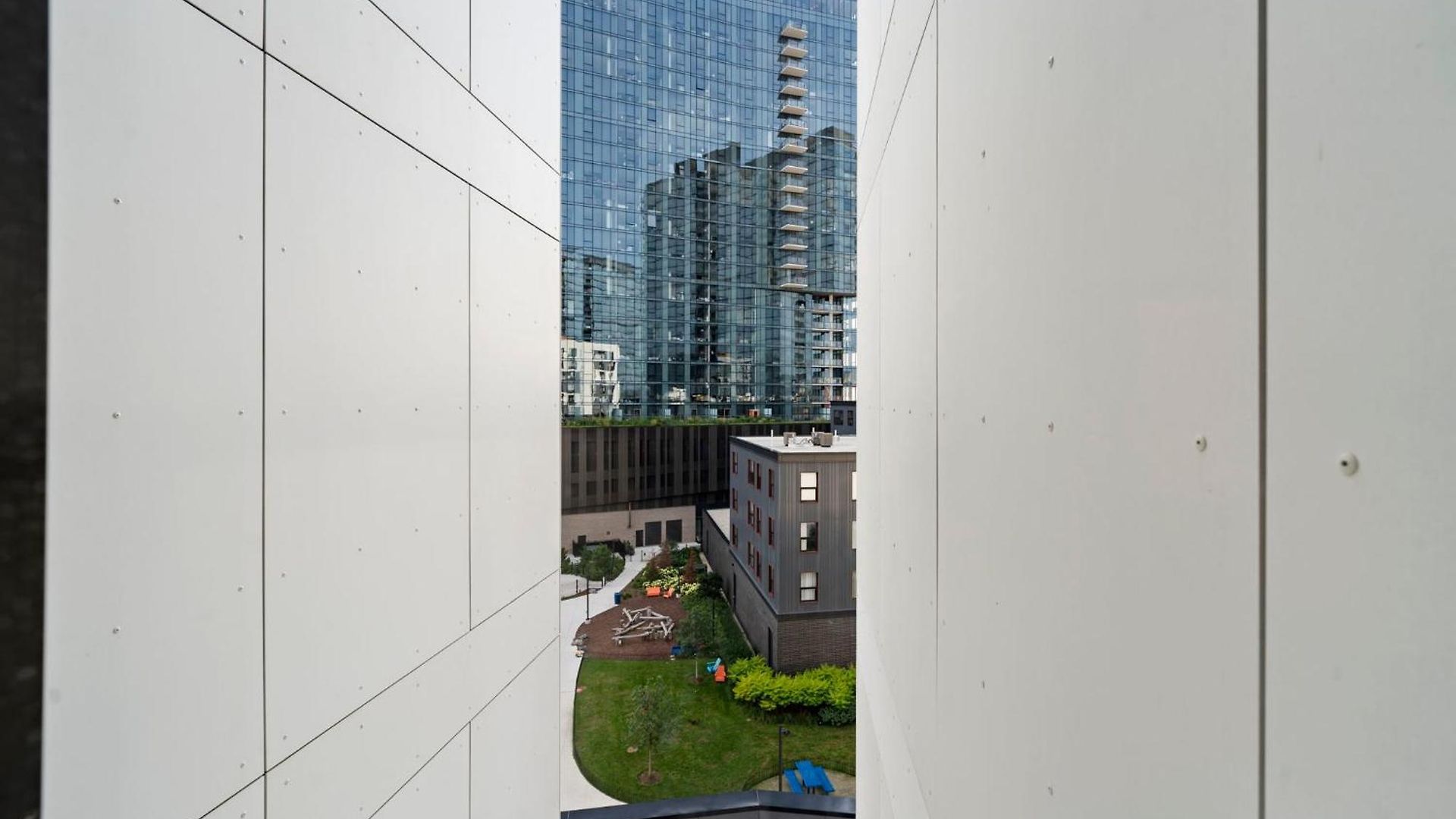 4br Modern Gem Sleek Bright & Hotel