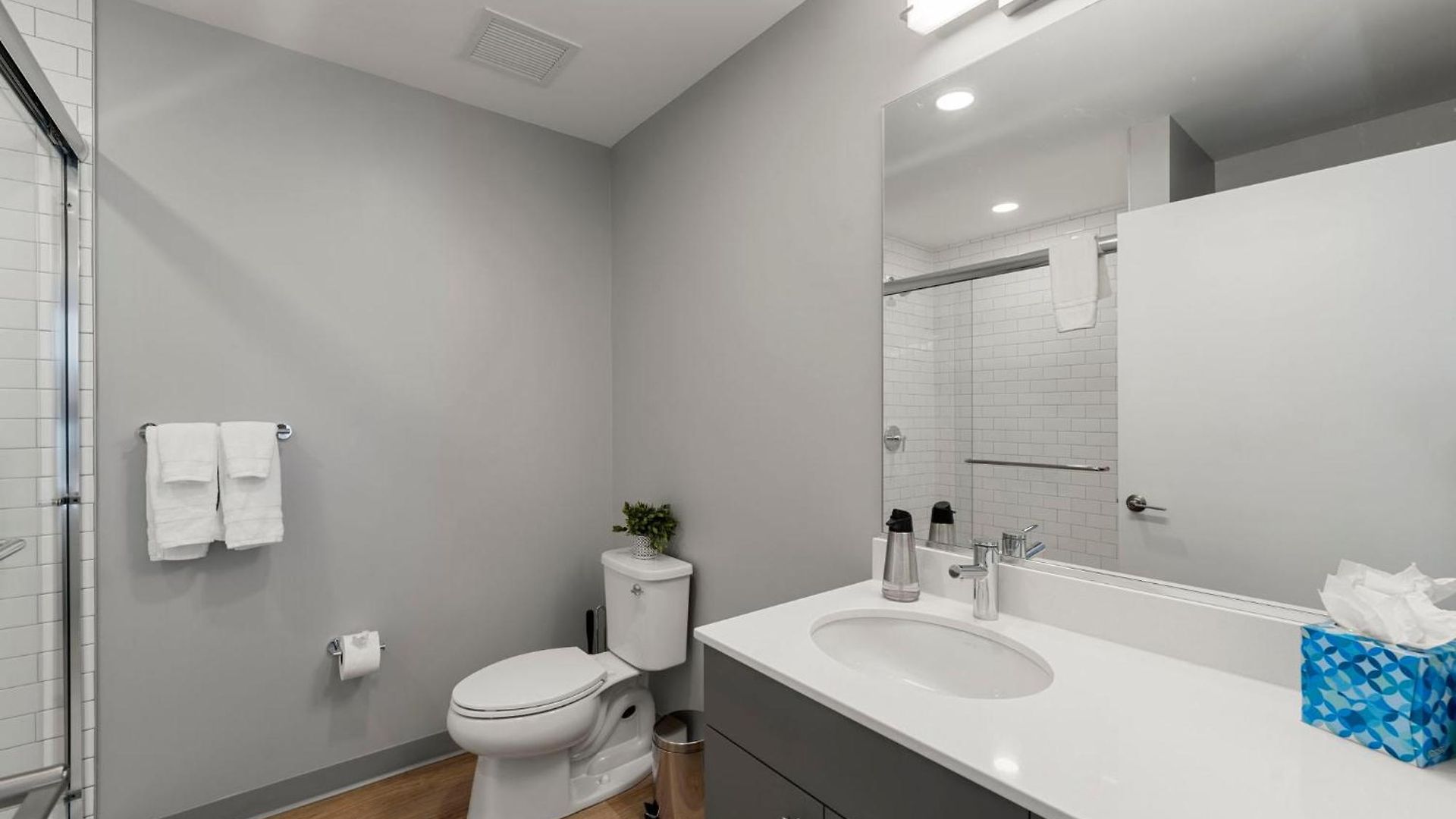 Hotel 4br Modern Gem Sleek Bright & *