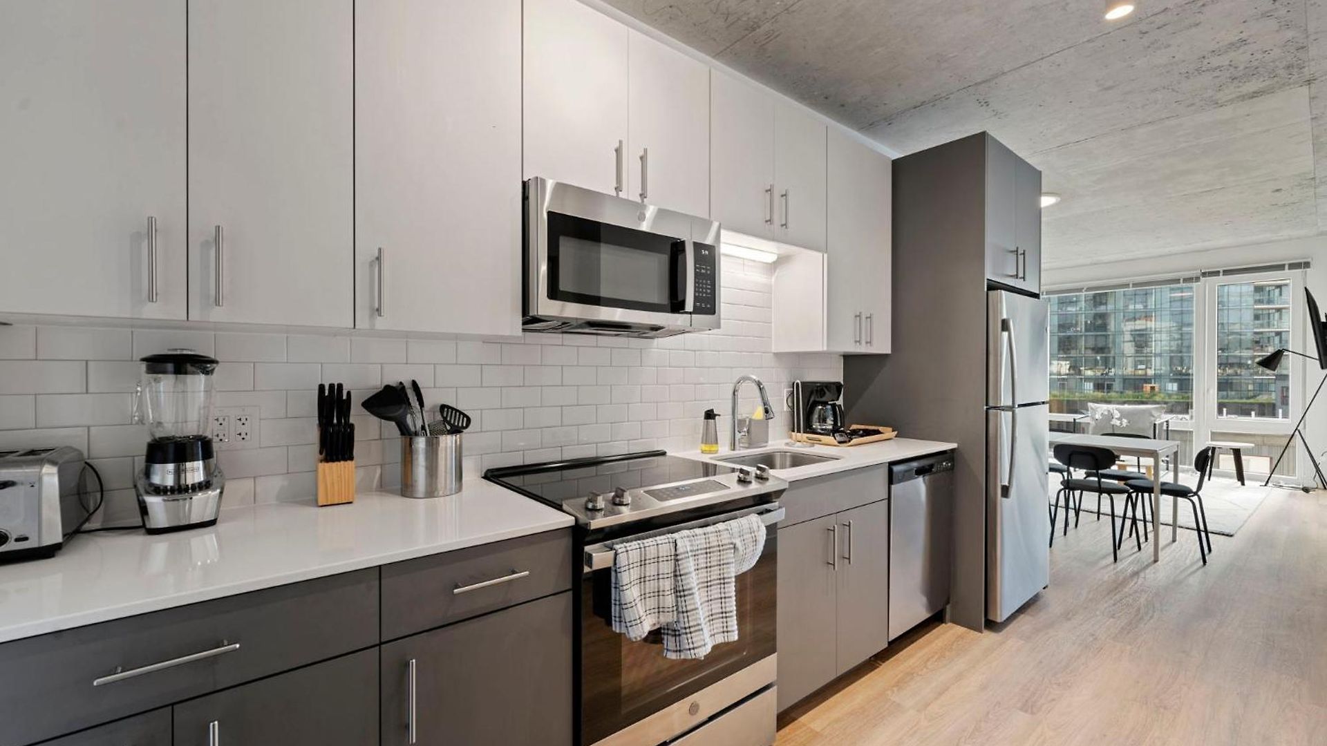 4br Modern Gem Sleek Bright & Hotel