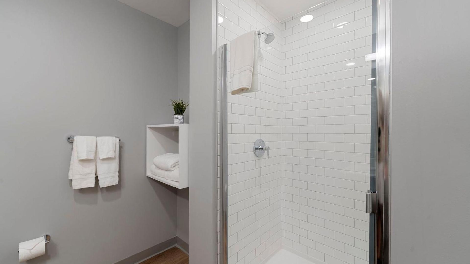 Hotel 4br Modern Gem Sleek Bright & *