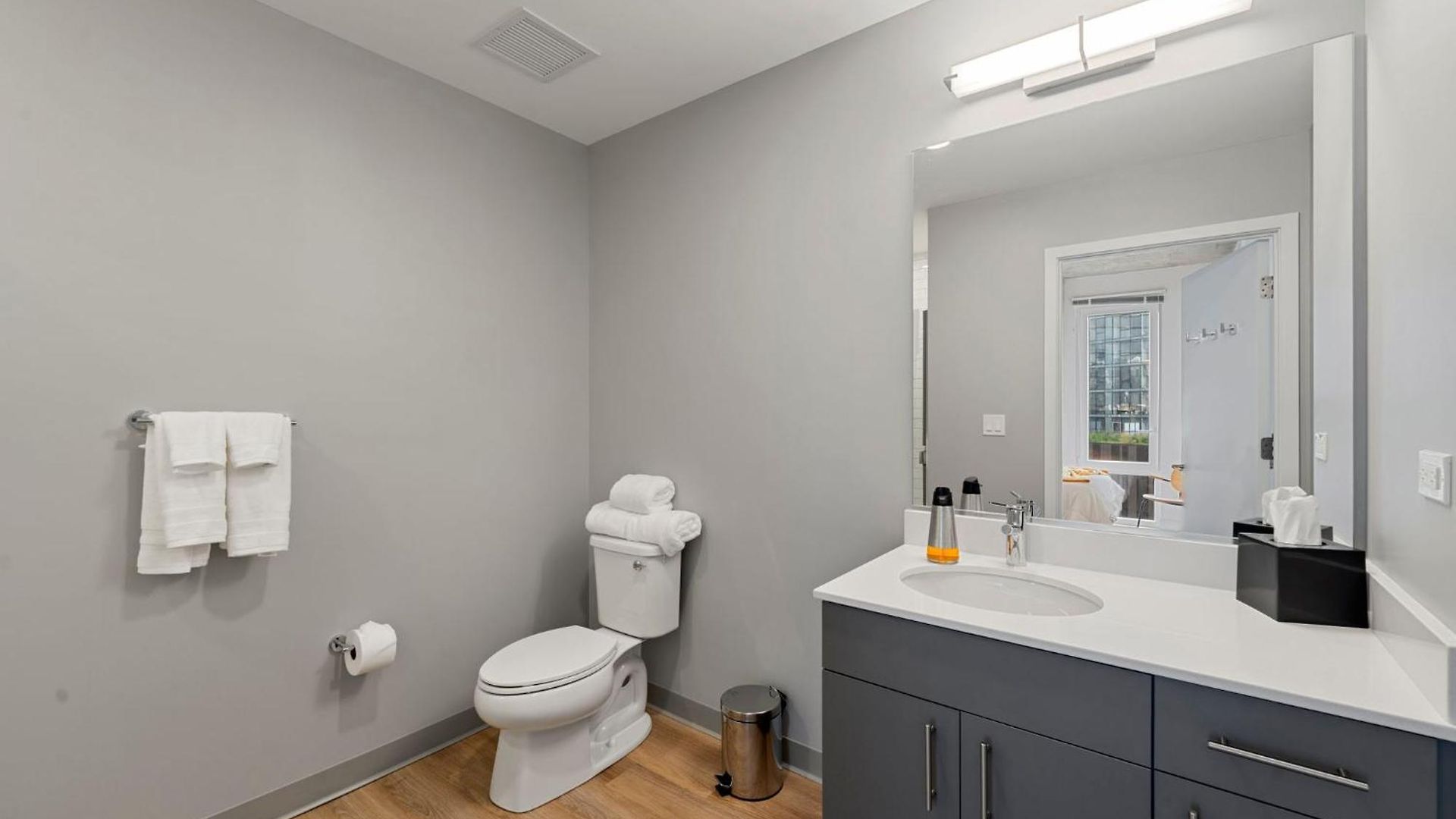 2br Escape Bright Sleek Spacious Hotel *