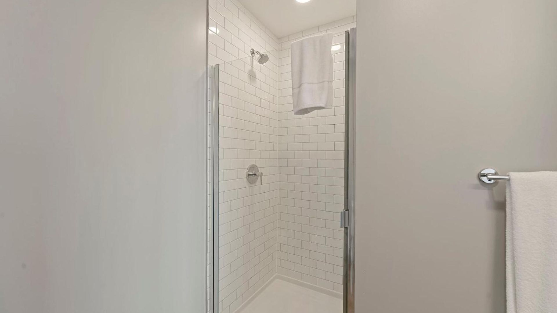 Hotel 2br Escape Bright Sleek Spacious *