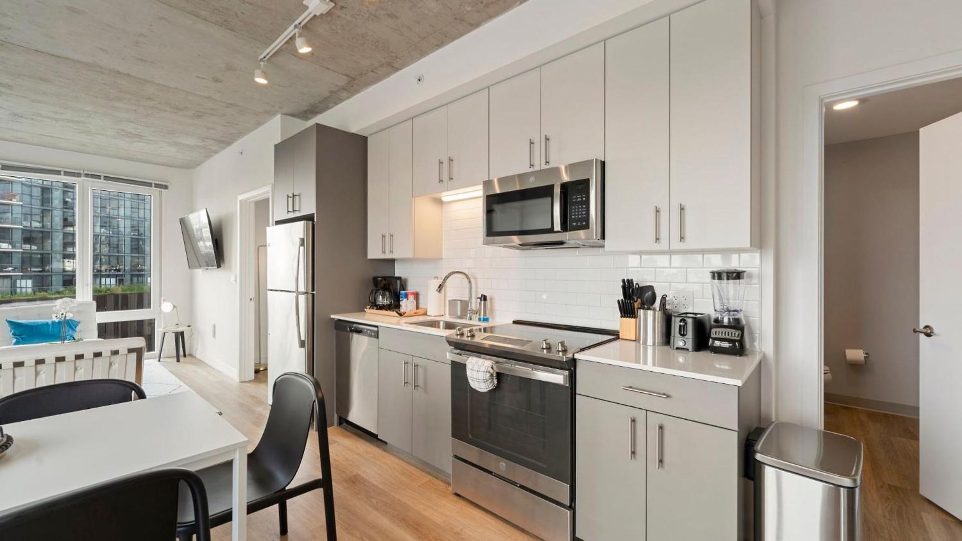 2br Escape Bright Sleek Spacious *