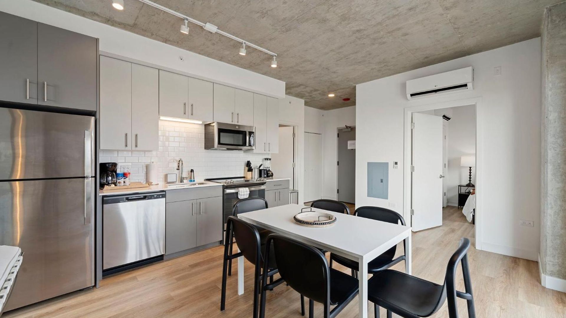 2br Escape Bright Sleek Spacious Hotel *