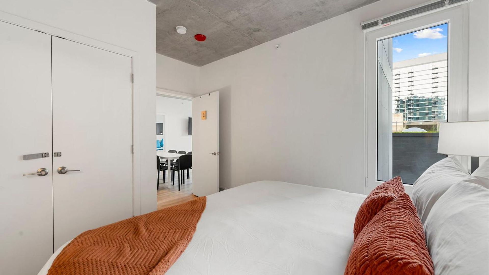 Modern 4br Retreat With Stunning Views Hotel