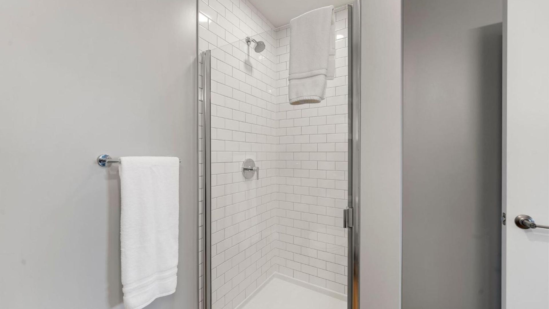 Hotel Modern 4br Retreat With Stunning Views