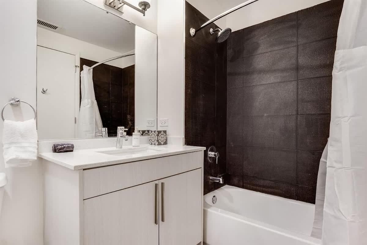 Boulevard Walk Everywhere 5 Mins To Magnificent Mile River North 05 Apartment