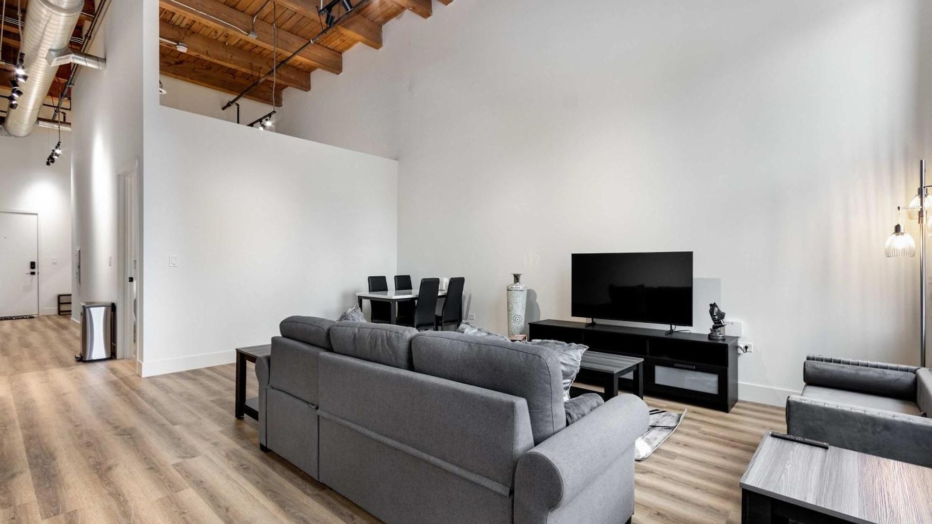 Apartment River North Rooftop With In And Out Parking 6 *