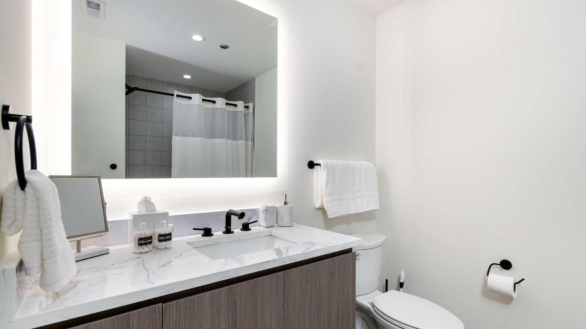 Apartment River North Rooftop With In And Out Parking 6 *
