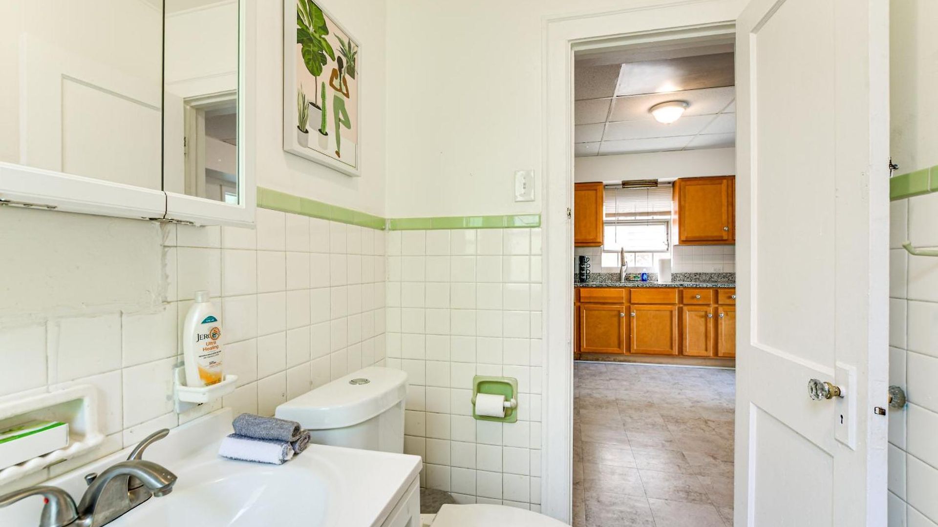 2 Mi To Rainbow Park: South Side Charmer! Apartment Chicago