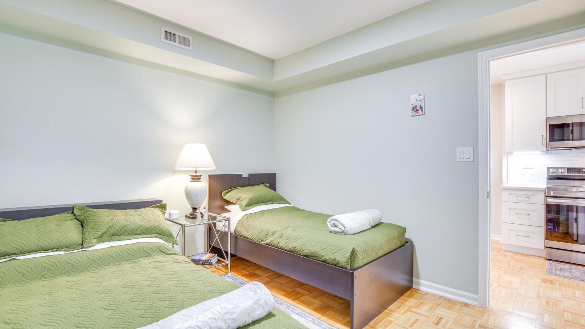 Steps To Shops & Eats: In Portage Park! Apartment