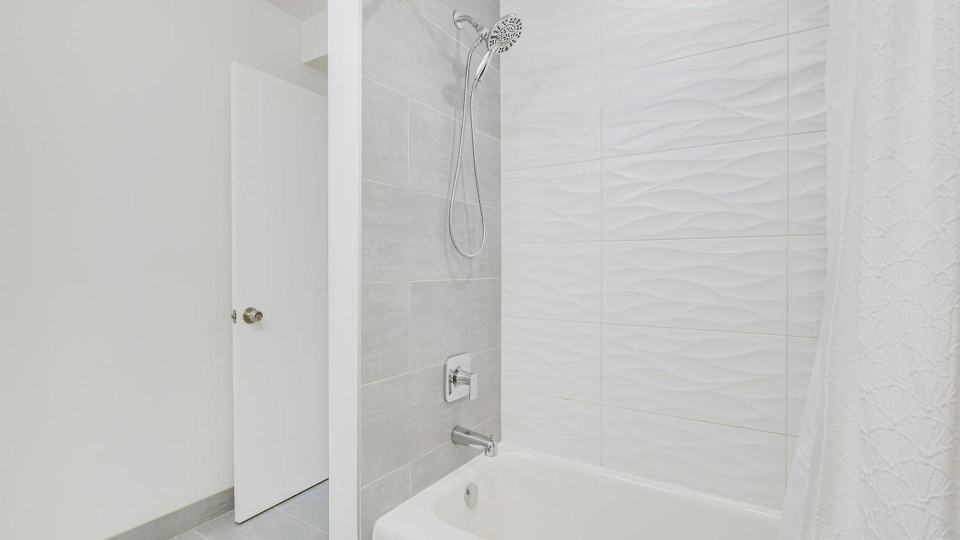 Apartment Steps To Shops & Eats: In Portage Park!