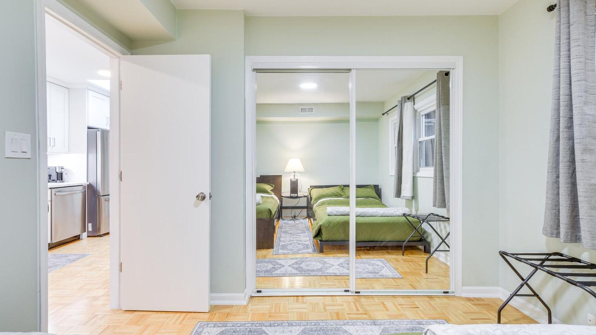 Steps To Shops & Eats: In Portage Park! Apartment *