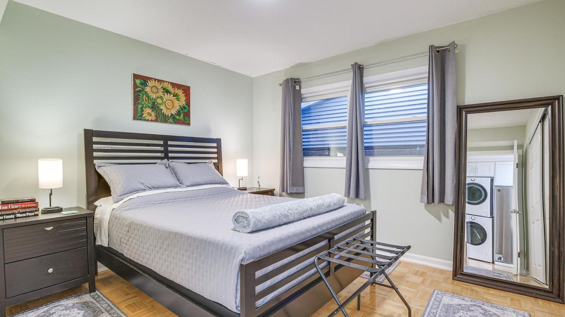 Steps To Shops & Eats: In Portage Park! Apartment