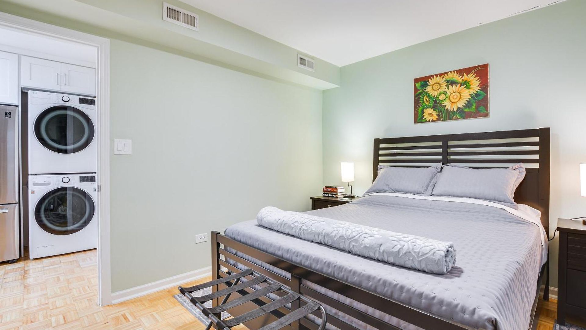 Apartment Steps To Shops & Eats: In Portage Park!