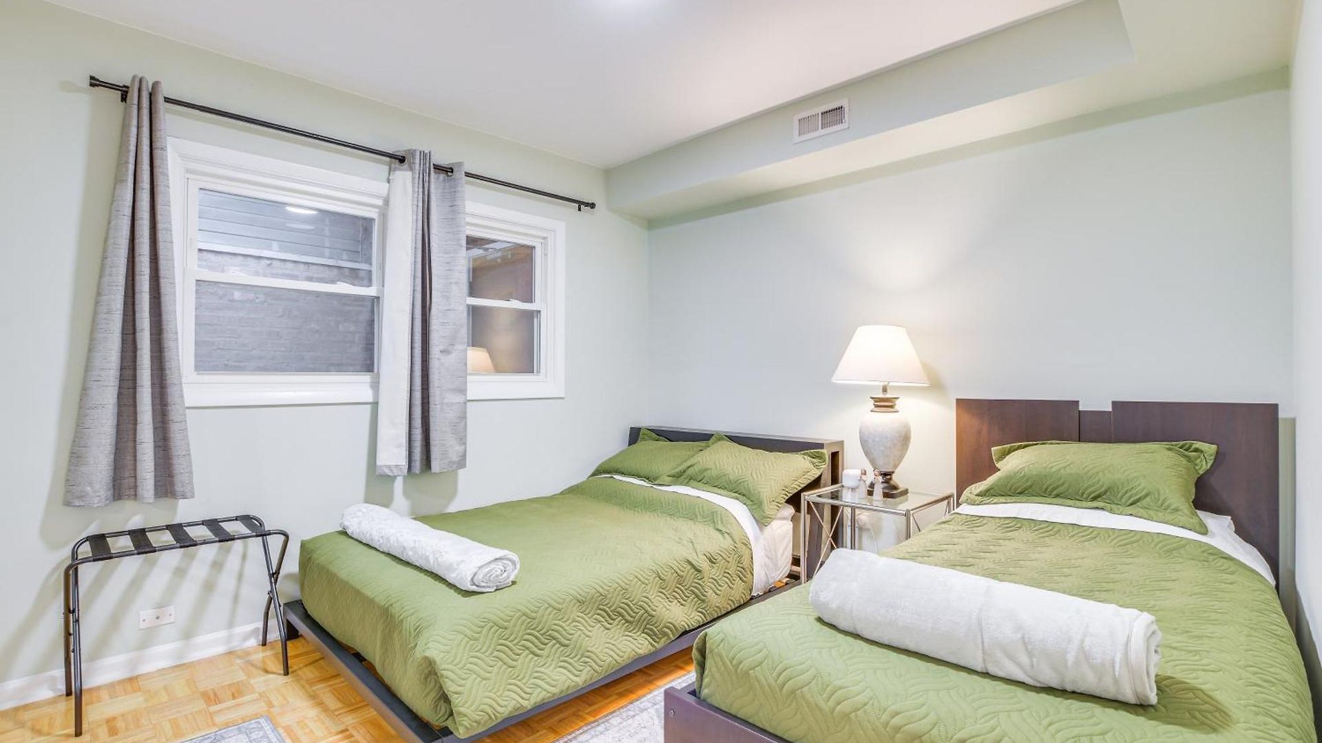 Apartment Steps To Shops & Eats: In Portage Park! *