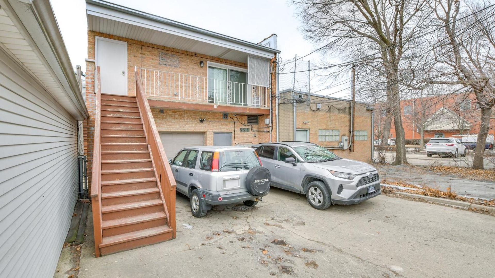 Steps To Shops & Eats: In Portage Park! Apartment