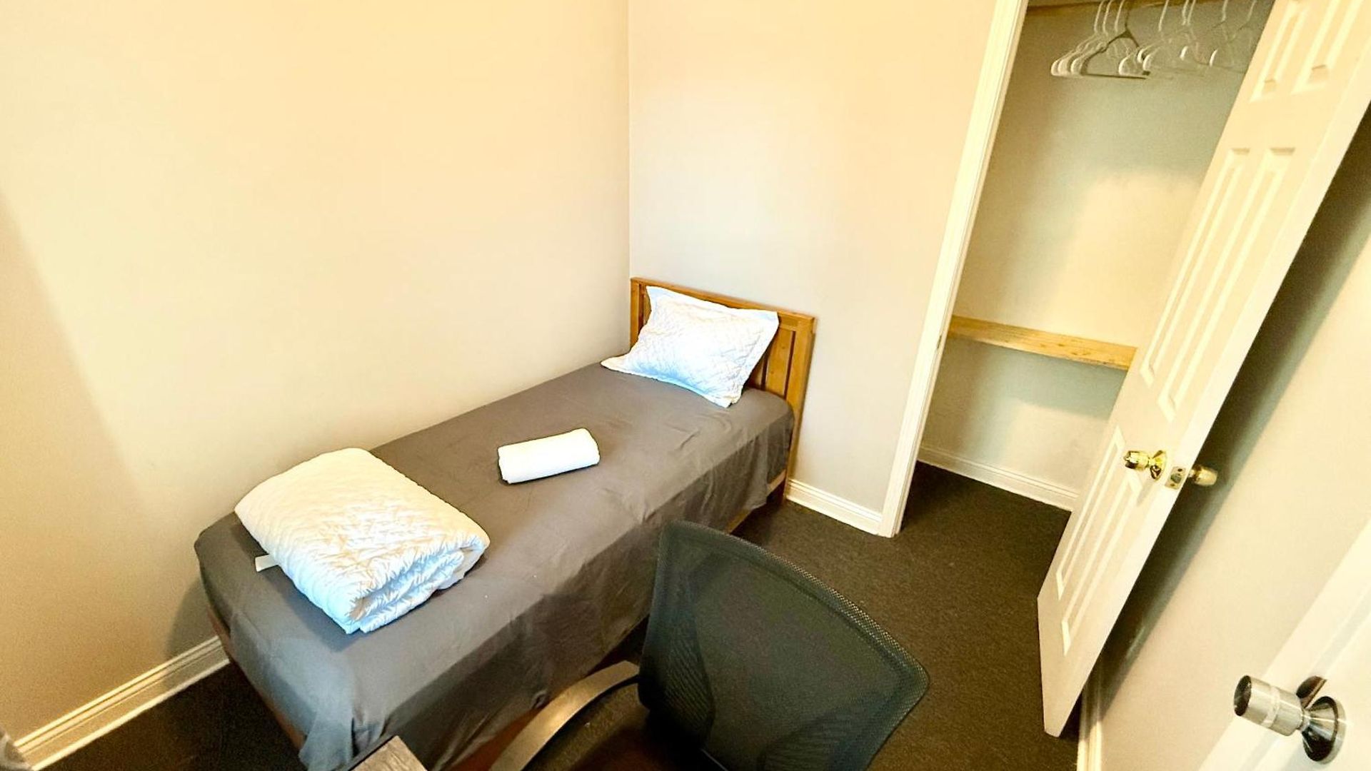 Place To - Close To Downtown! - Free Parking! Homestay *