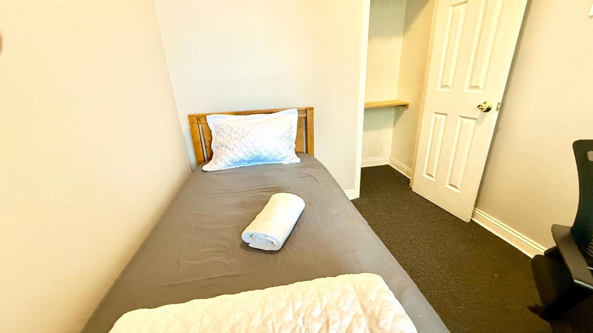 Place To - Close To Downtown! - Free Parking!