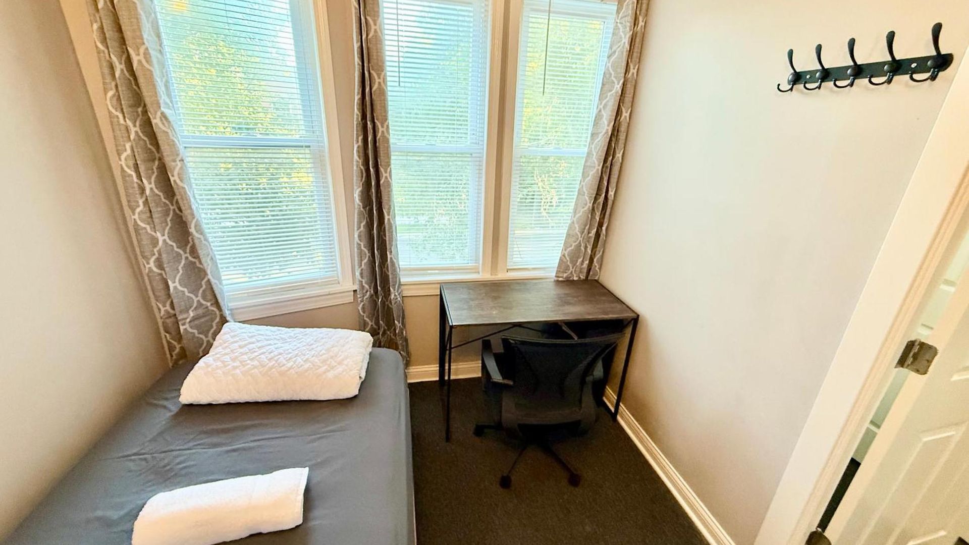 Place To - Close To Downtown! - Free Parking! Homestay