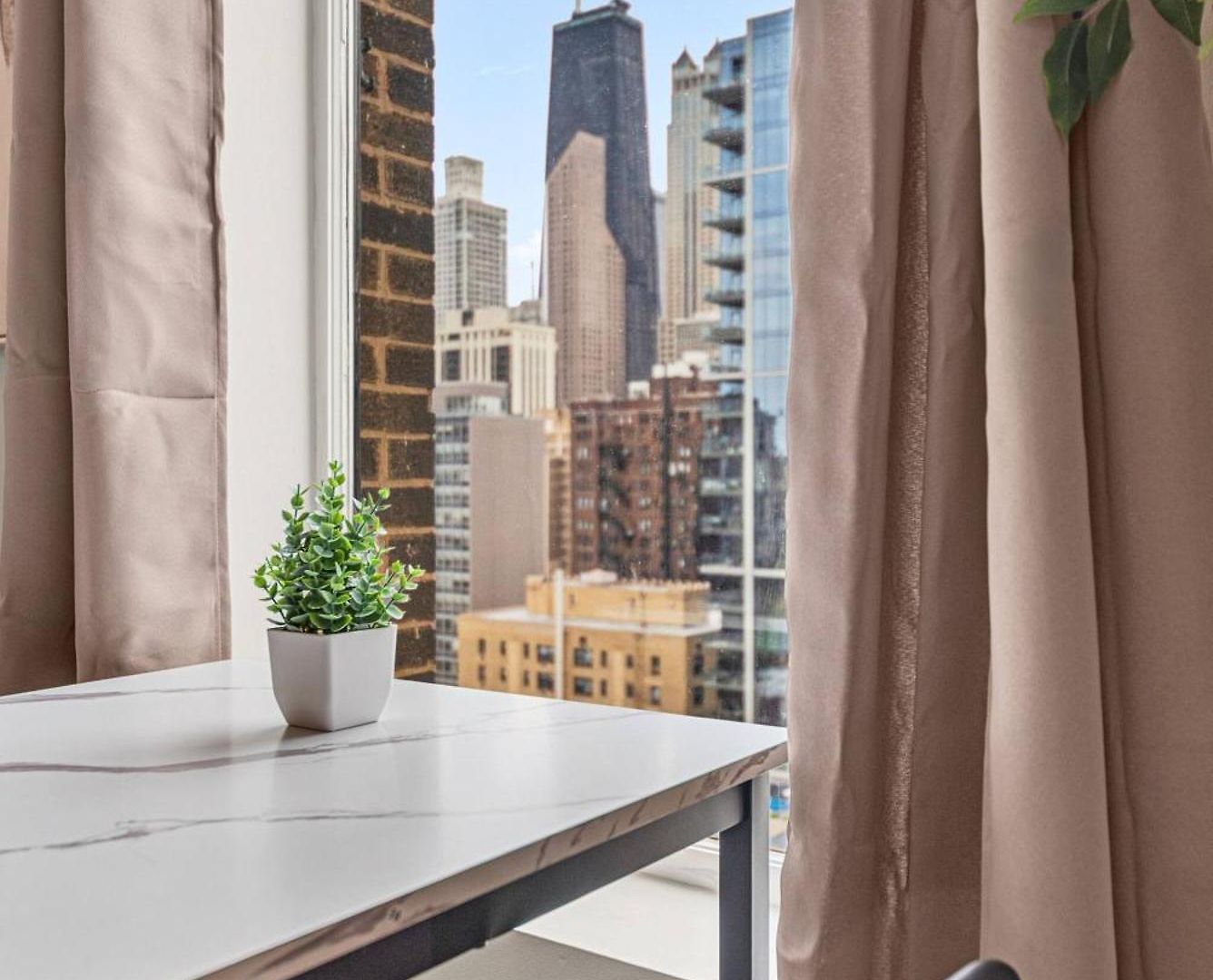 Hancock Lookout|steps To Beach&transit, Chi Views Apartment *