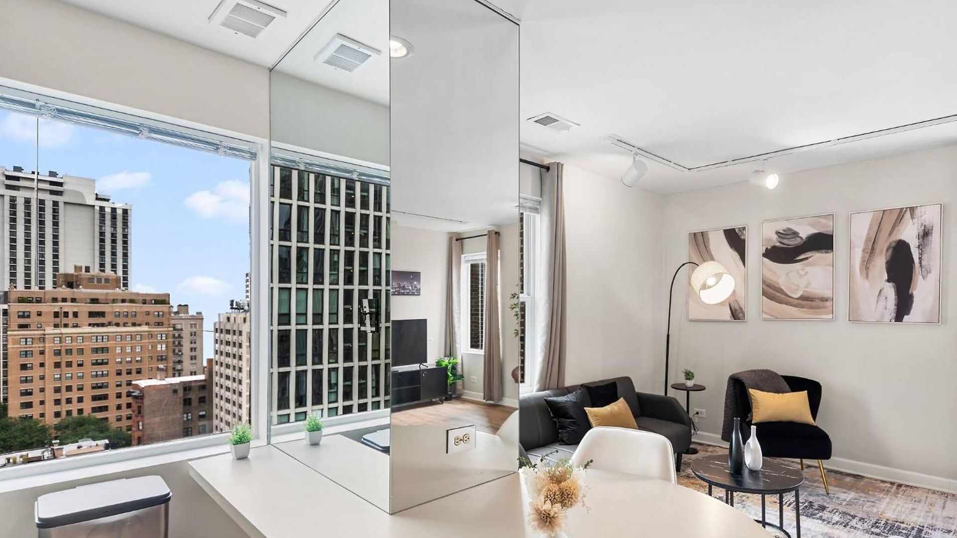 Hancock Lookout|steps To Beach&transit, Chi Views Apartment