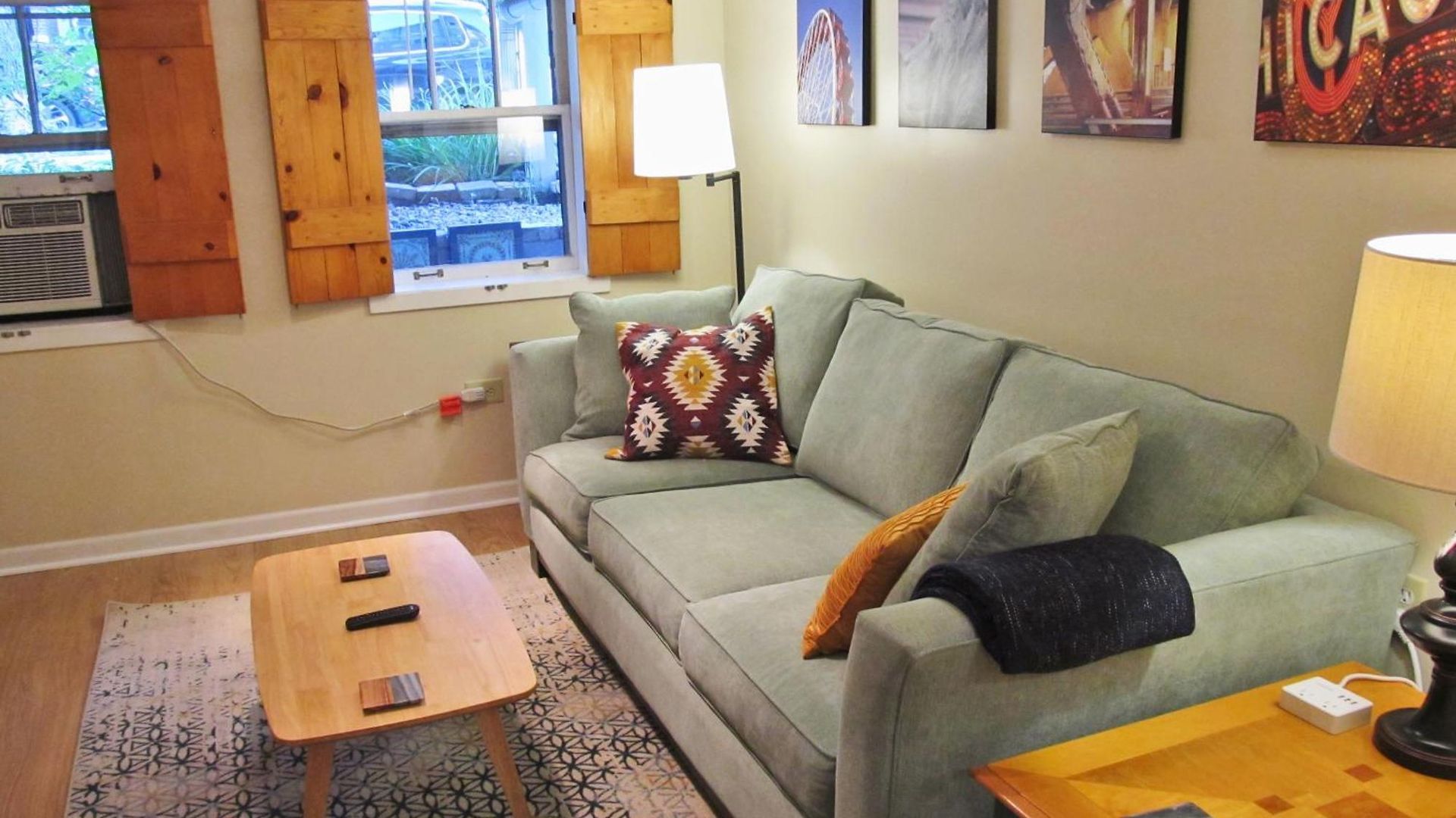 Cozy Vintage Near Downtown Apartment