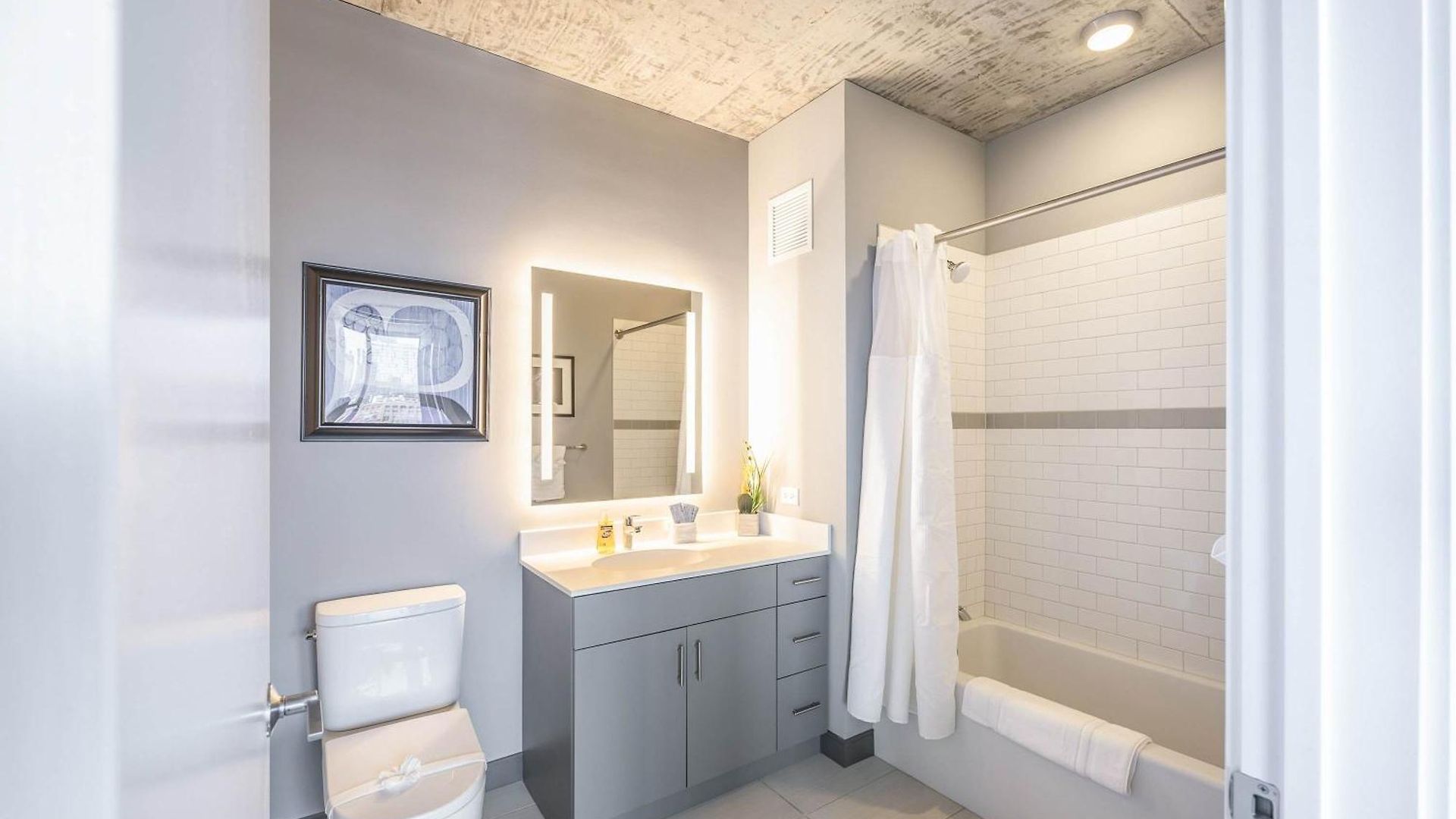 Bright & Modern 2br Perfect Escape Apartment *