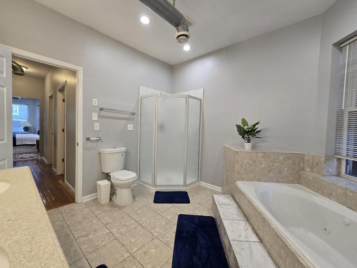 Luxe Loft Vibe With King - 4br 3ba Apartment *