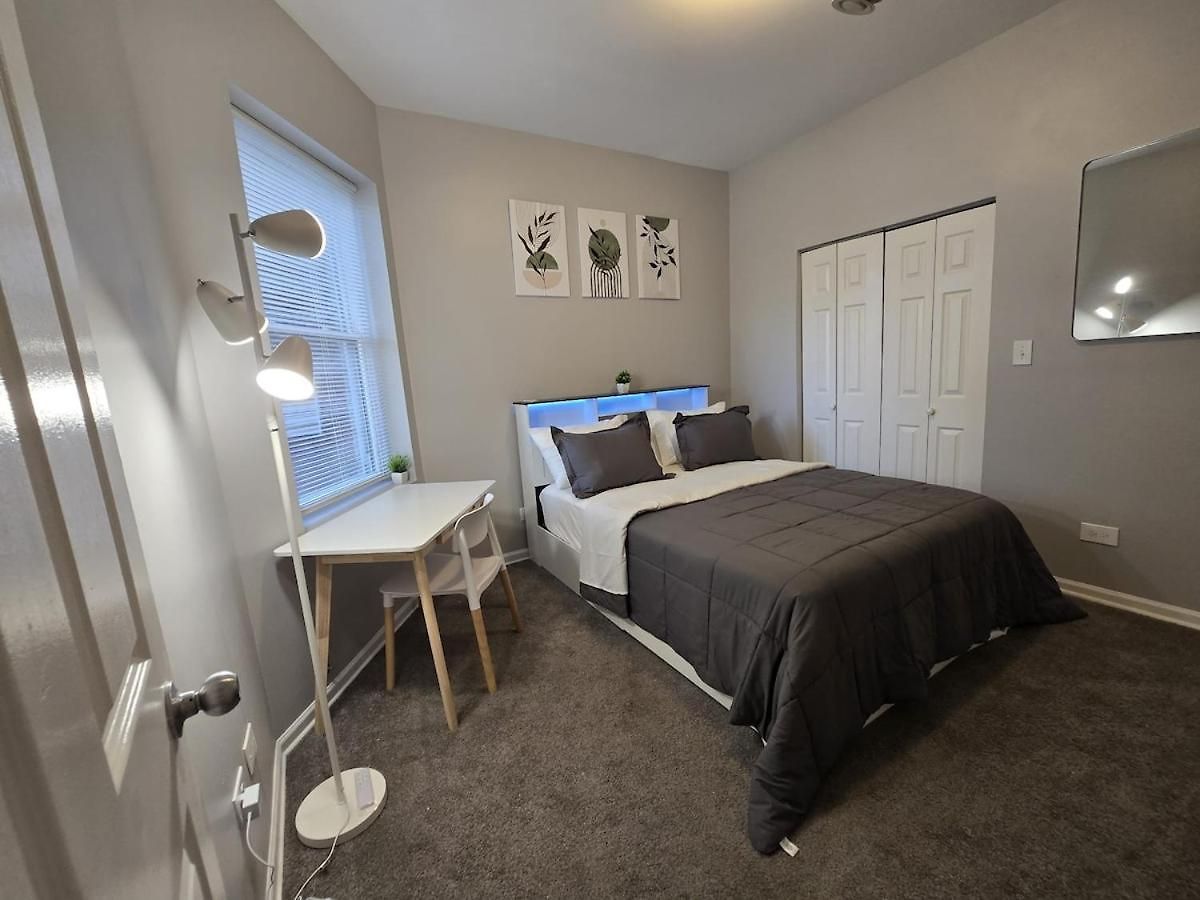 Luxe Loft Vibe With King - 4br 3ba Apartment