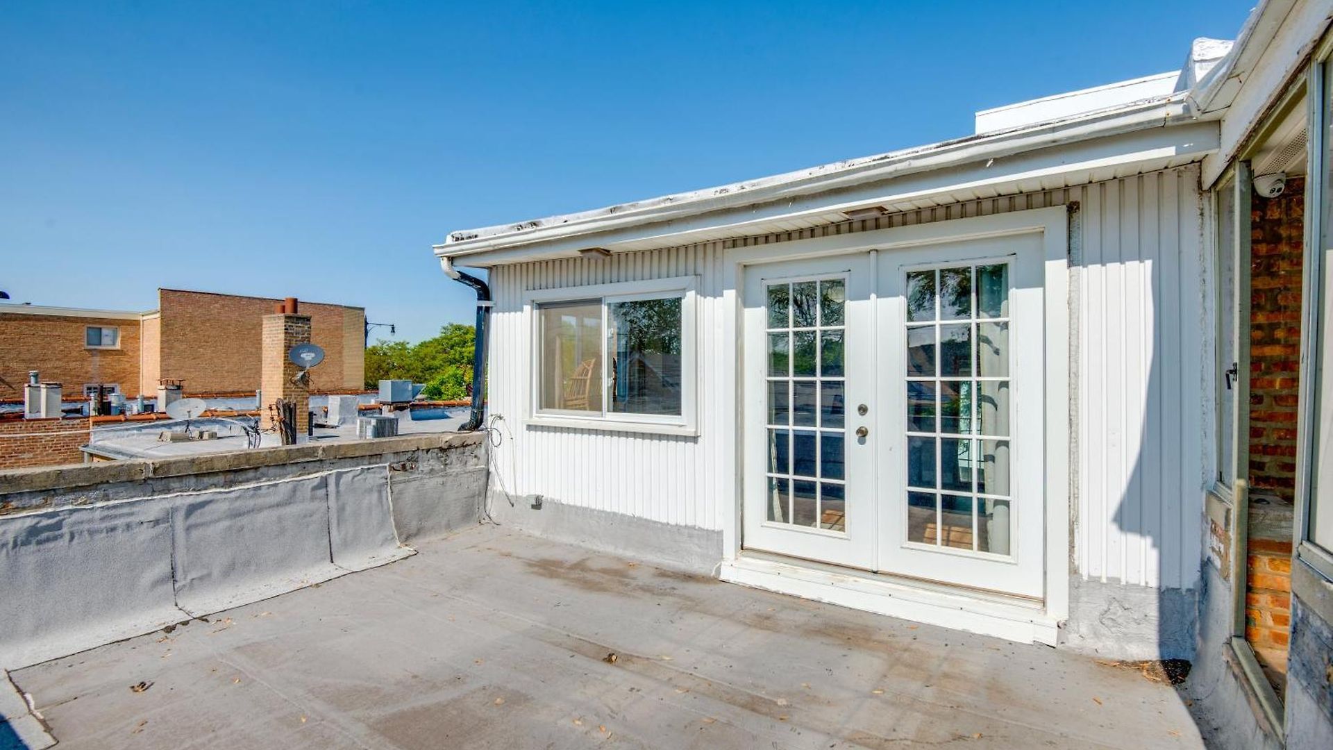 Walk To Train & Bus: Updated Apartment *