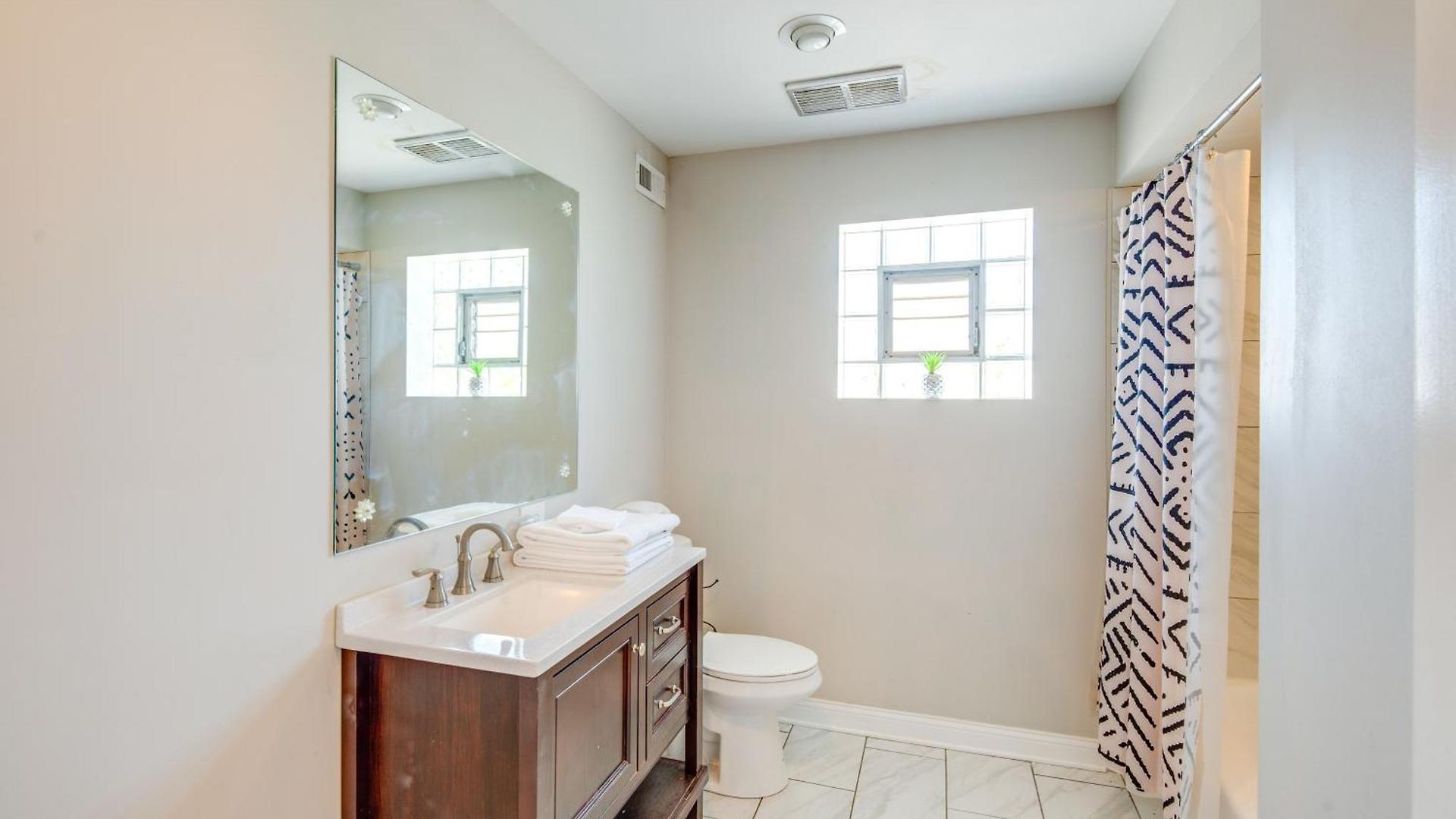 Walk To Train & Bus: Updated Apartment Chicago