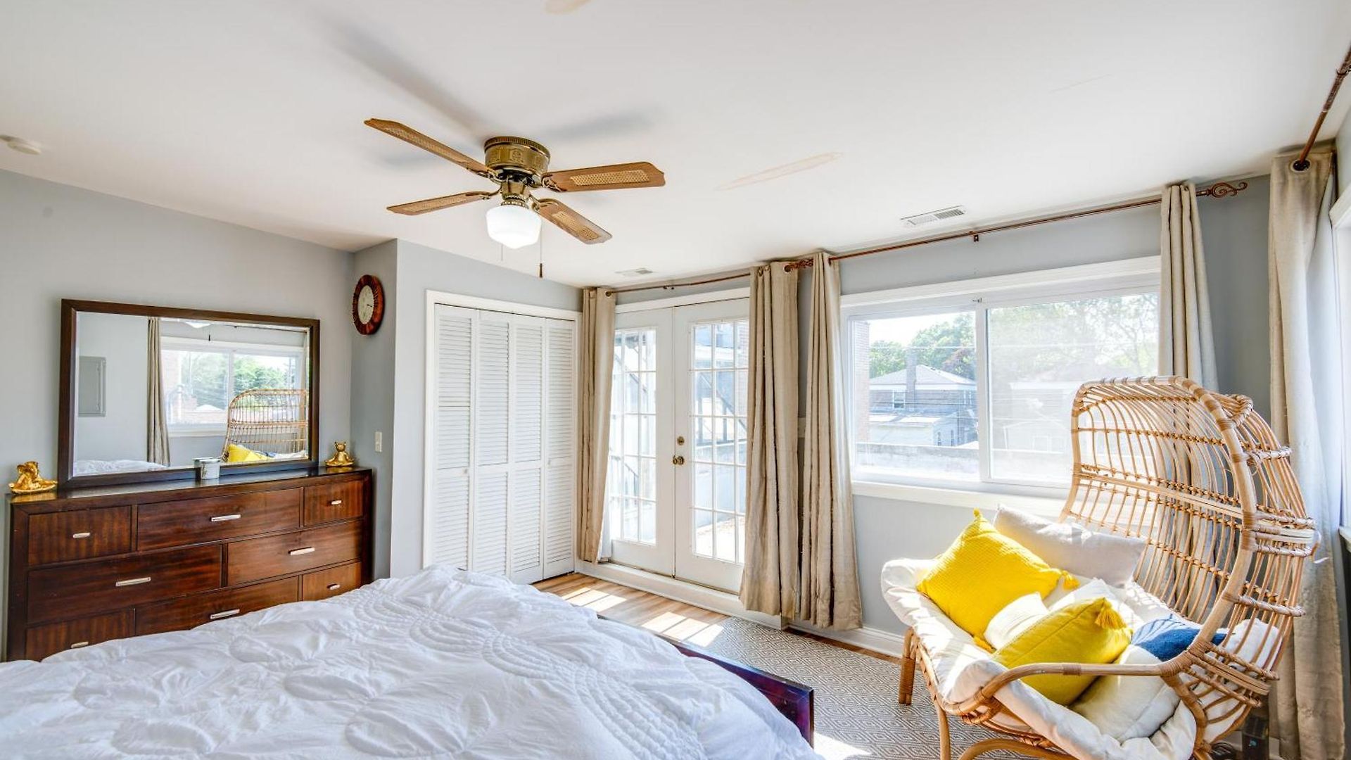 Apartment Walk To Train & Bus: Updated Chicago