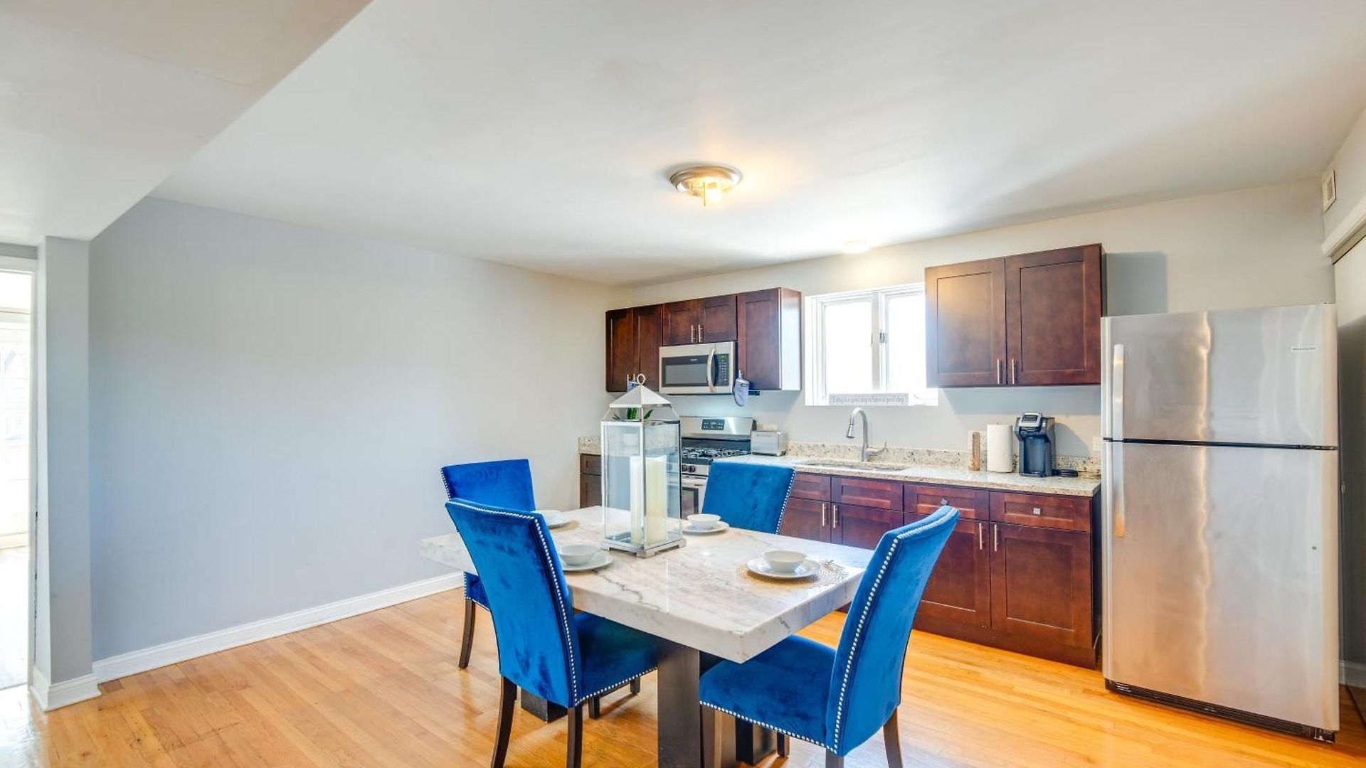 Apartment Walk To Train & Bus: Updated *