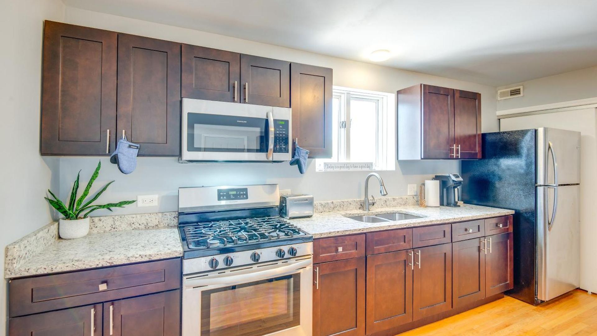 Walk To Train & Bus: Updated Apartment Chicago