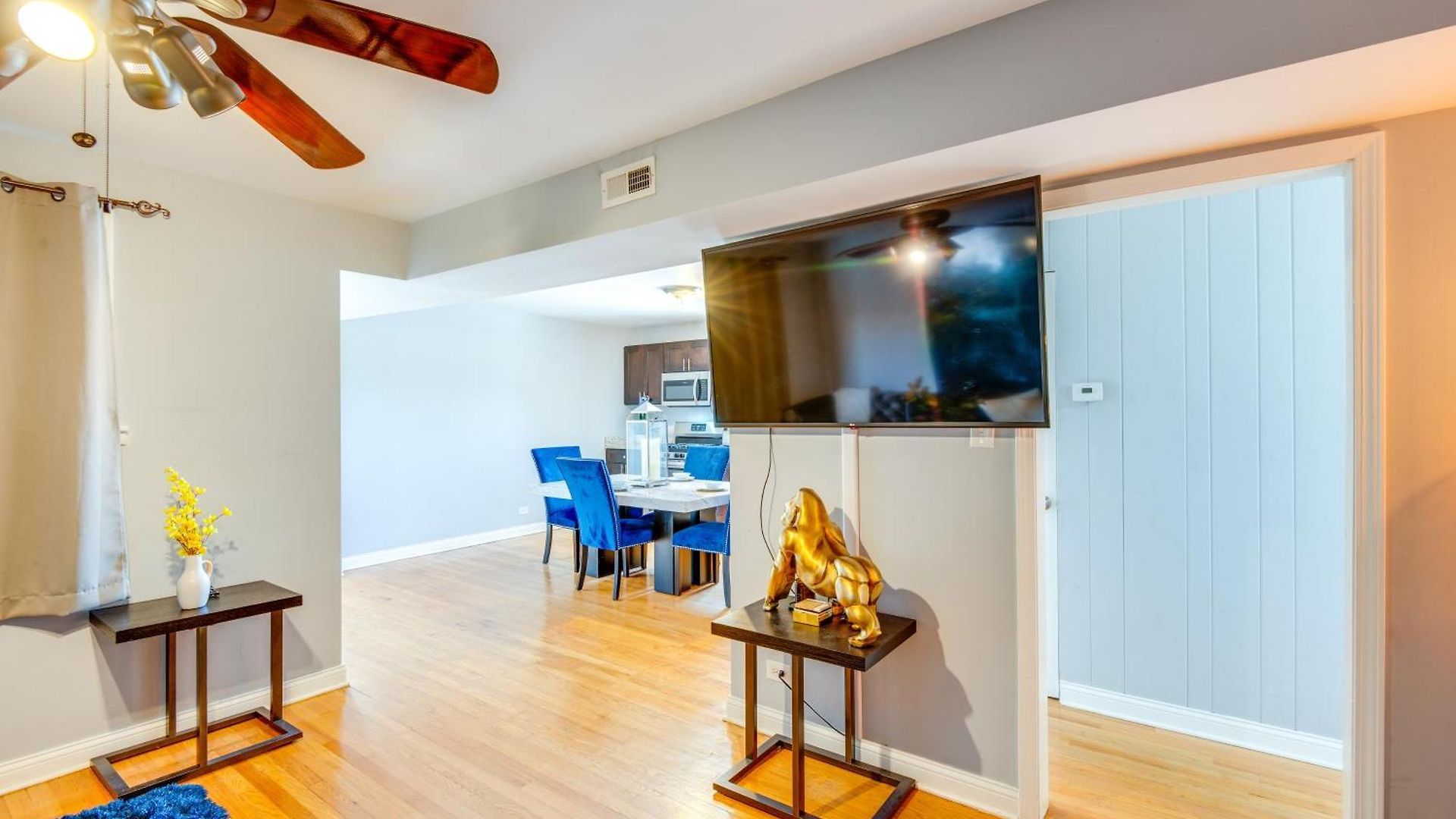Apartment Walk To Train & Bus: Updated Chicago