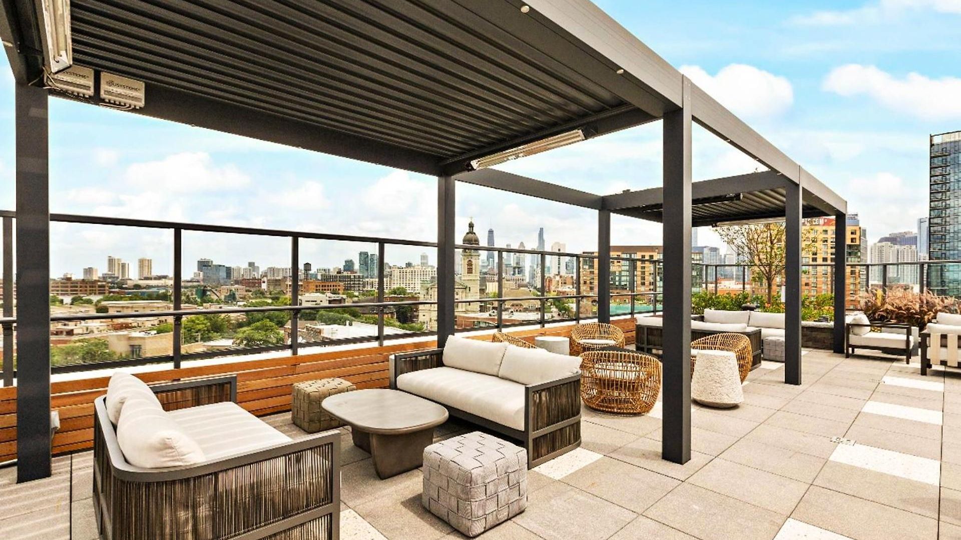 Luxurious 3bd Penthouse L Private Patio L Gym L Stunning Rooftop * Chicago