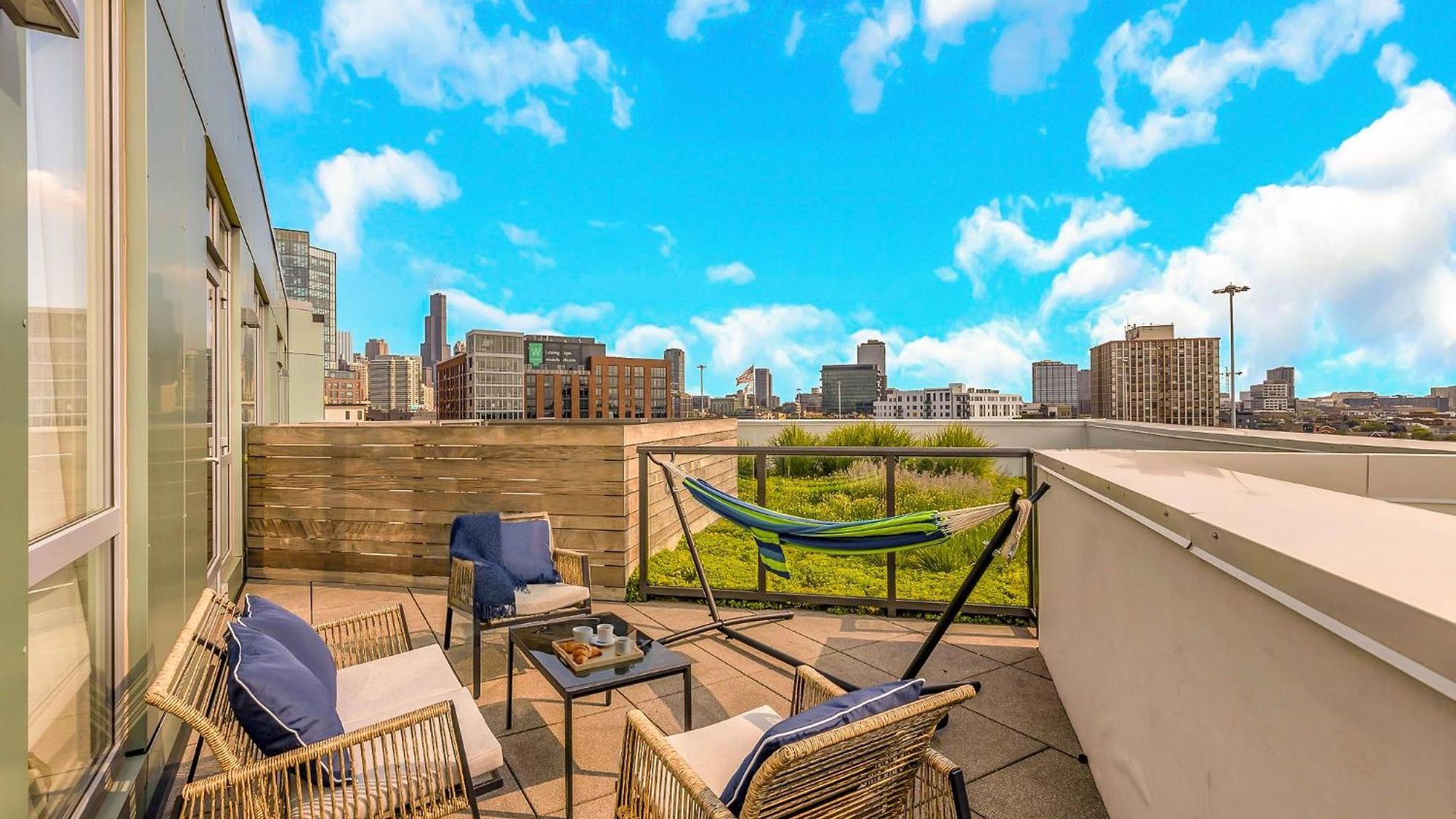 Luxurious 3bd Penthouse L Private Patio L Gym L Stunning Rooftop Apartment