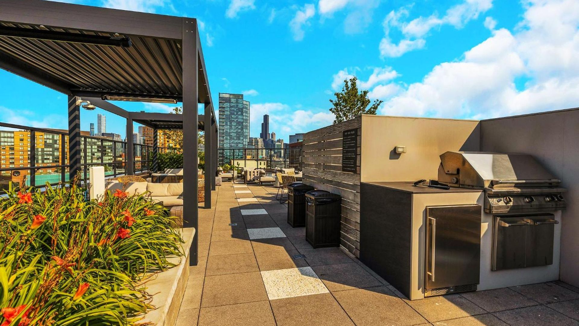 Luxurious 3bd Penthouse L Private Patio L Gym L Stunning Rooftop Apartment *
