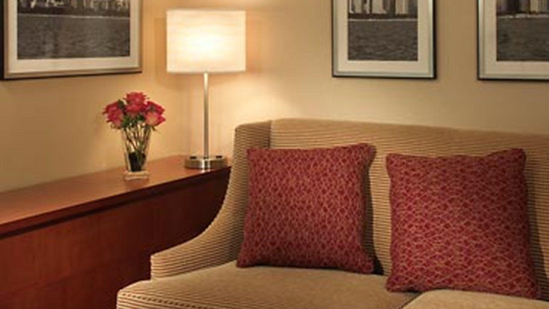 Courtyard By Marriott Downtown/river North Hotel 3*