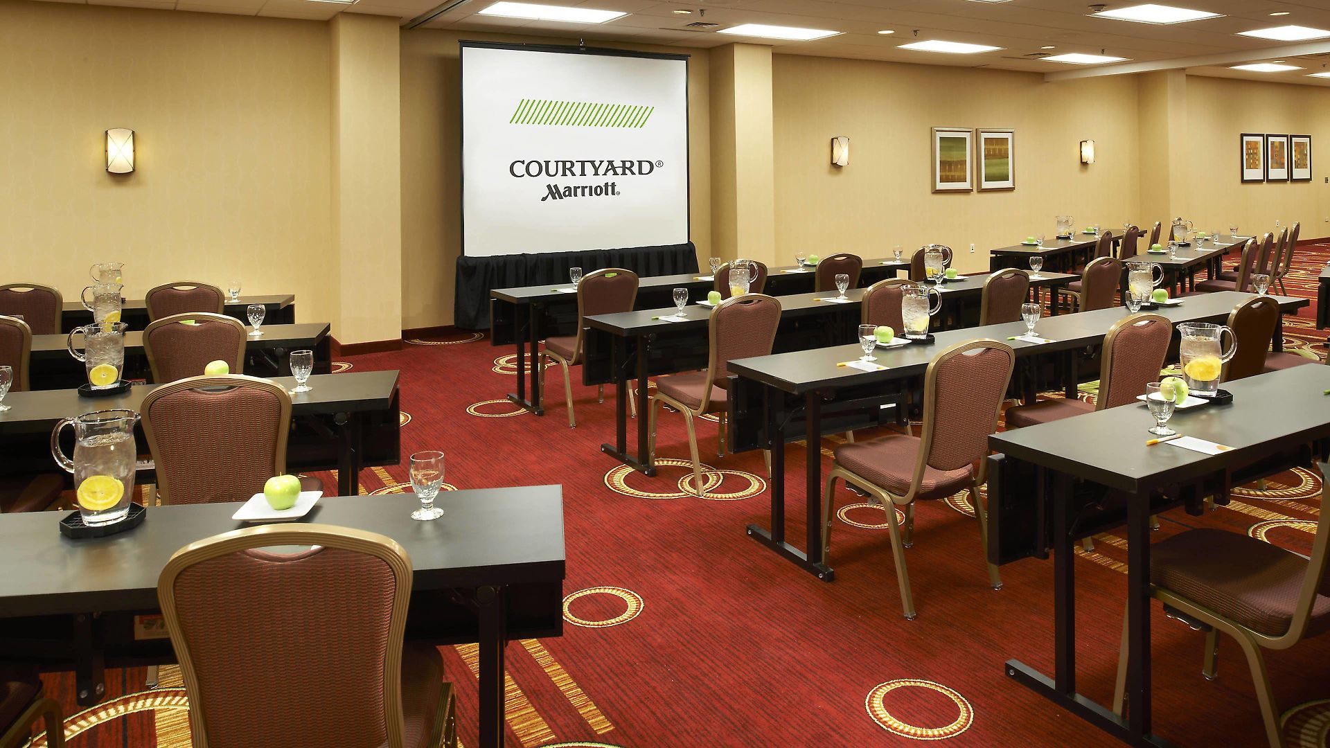 Courtyard By Marriott Downtown/river North Hotel