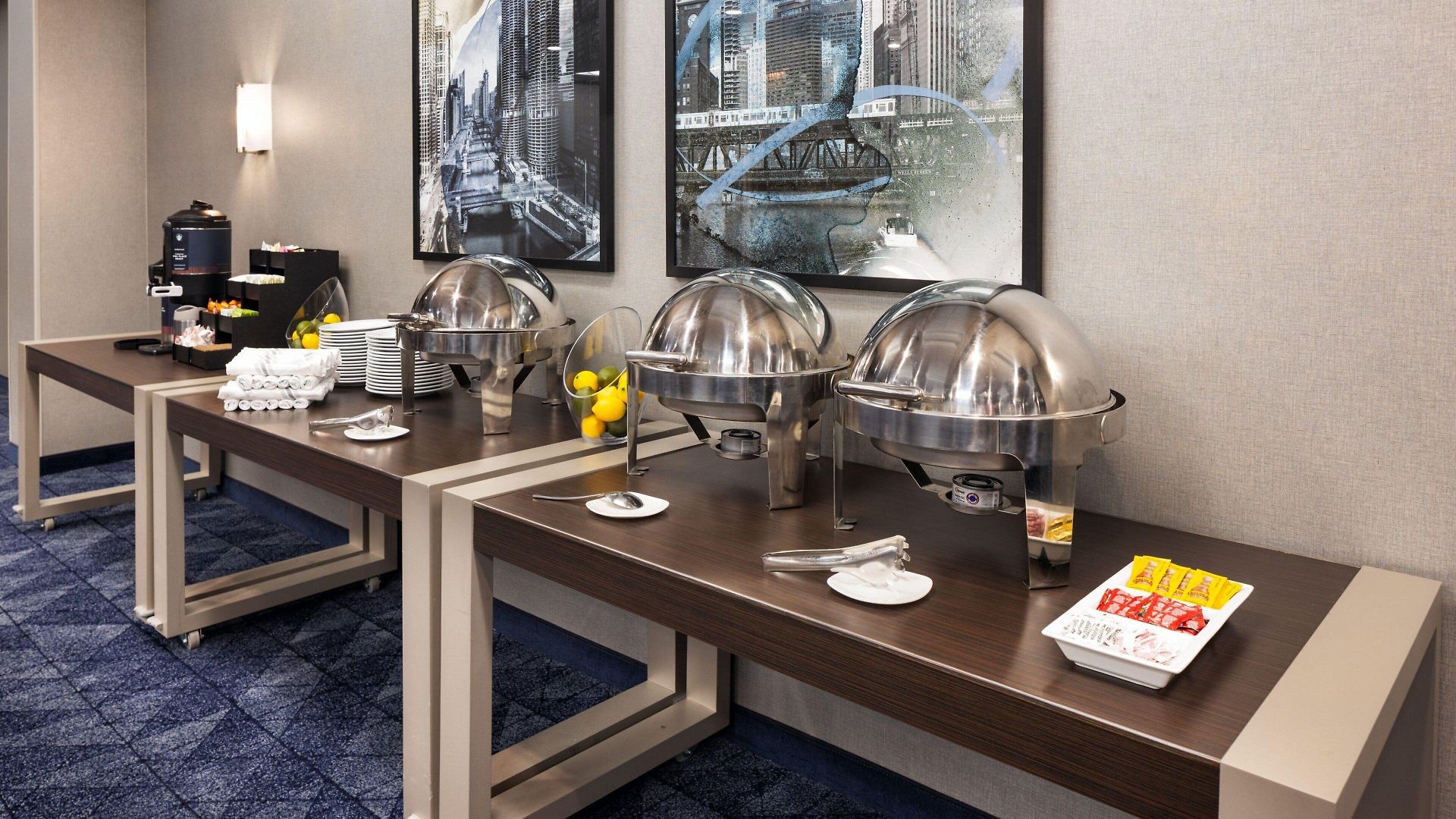Courtyard By Marriott Downtown/river North 3*